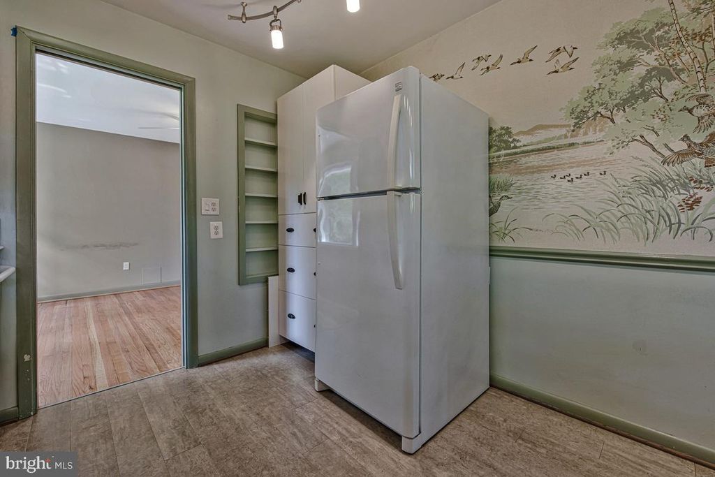 Image 17 of property listing at 9937 FERNDALE AVE, Columbia, MD 21046