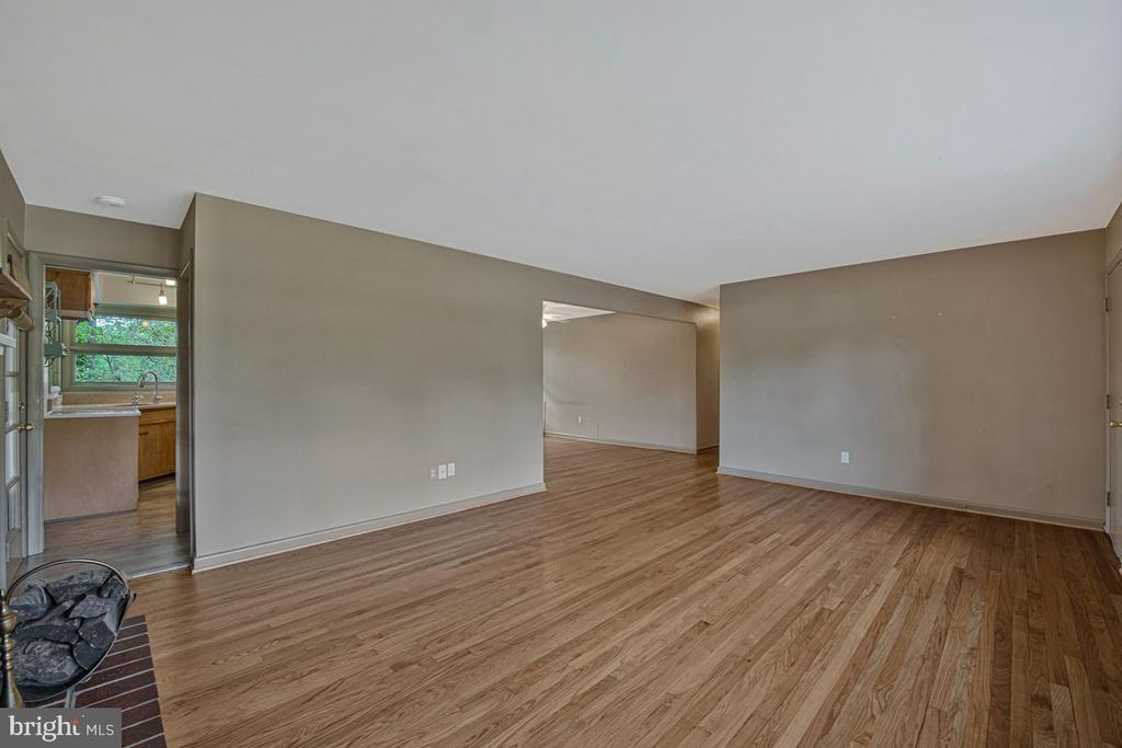 Image 7 of property listing at 9937 FERNDALE AVE, Columbia, MD 21046