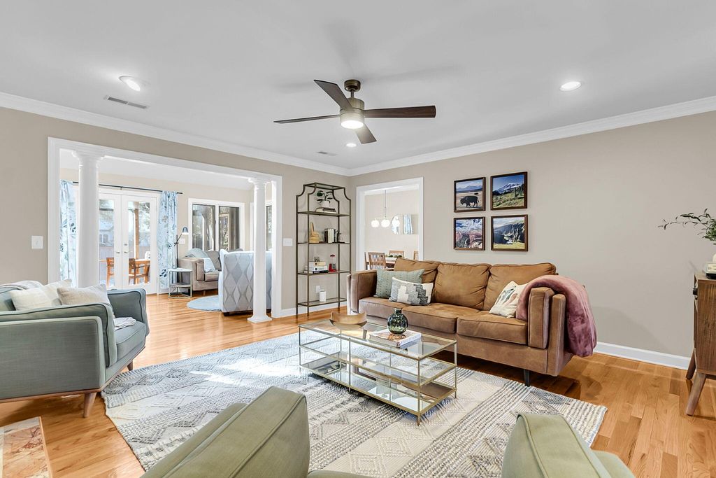 Image 11 of property listing at 2059 Prospect Hill Drive, Mount Pleasant, SC 29464