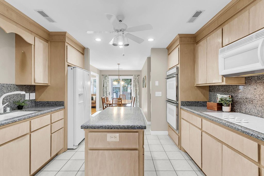 Image 17 of property listing at 2059 Prospect Hill Drive, Mount Pleasant, SC 29464