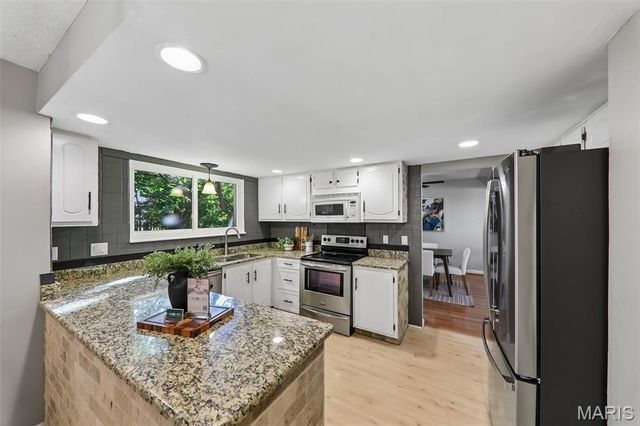 800 Eaglebrooke Drive, Ballwin, MO 63021