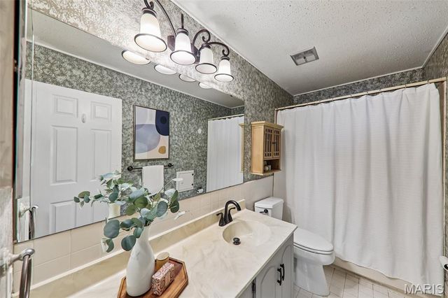 800 Eaglebrooke Drive, Ballwin, MO 63021