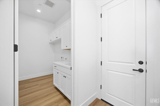 16718 Pinecrest Court, Bakersfield, CA 93314