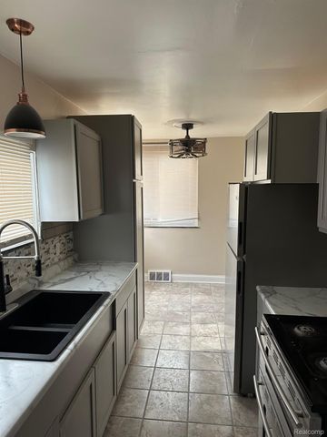 15355 Auburn Street, Detroit, MI 48223