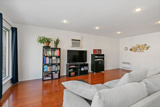 1111 N Harlem Avenue 2A, Oak Park, IL 60302