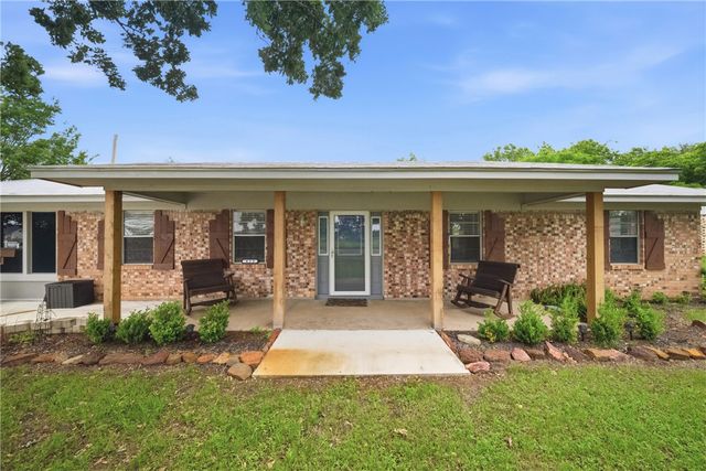 415 West Decherd Street, Franklin, TX 77856