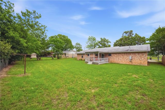 415 West Decherd Street, Franklin, TX 77856