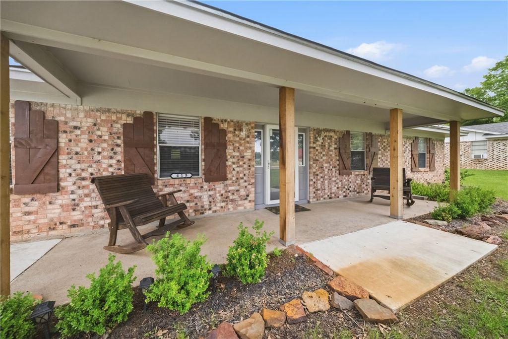 415 West Decherd Street, Franklin, TX 77856 — photo 2
