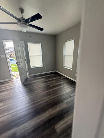 122 Pineview Drive A, Houston, TX 77012