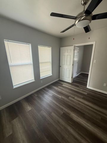 122 Pineview Drive A, Houston, TX 77012