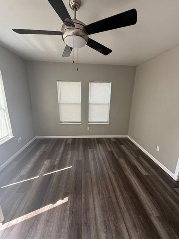 122 Pineview Drive A, Houston, TX 77012