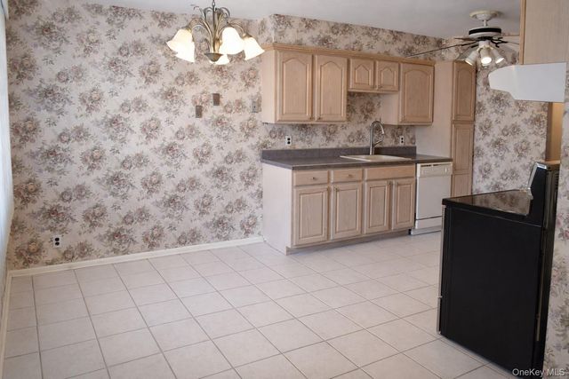 10 Oakwood Terrace 88, New Windsor, NY 12553