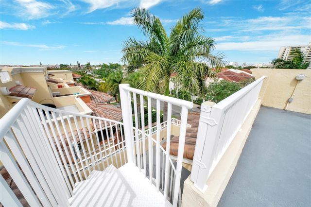 903 NE 17th Way 104, Fort Lauderdale, FL 33304