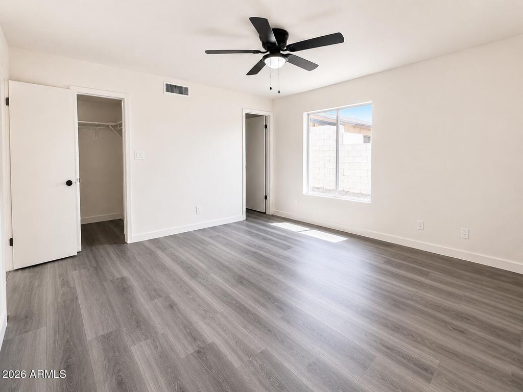 Image 6 of property listing at 9419 N 53RD Avenue, Glendale, AZ 85302