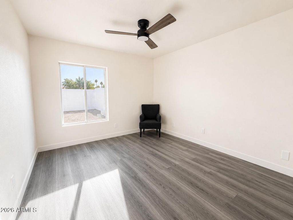 Image 9 of property listing at 9419 N 53RD Avenue, Glendale, AZ 85302