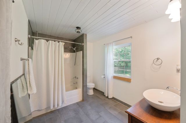 1035 BEACON RD, Parsons, TN 38363