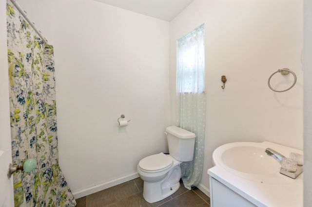 1035 BEACON RD, Parsons, TN 38363