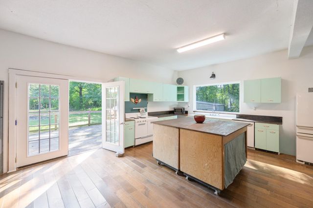 1035 BEACON RD, Parsons, TN 38363