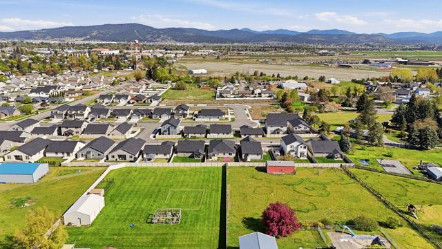 19646 E Spruce Ln, Greenacres, WA 99016