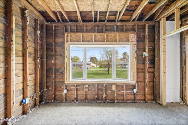 929 Pearse Road, Niskayuna, NY 12309