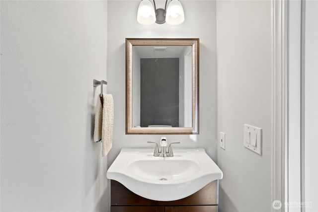 4924 N Vista Drive E, Bonney Lake, WA 98391