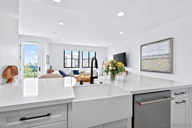 1101 Catania Ct 201, Encinitas, CA 92024
