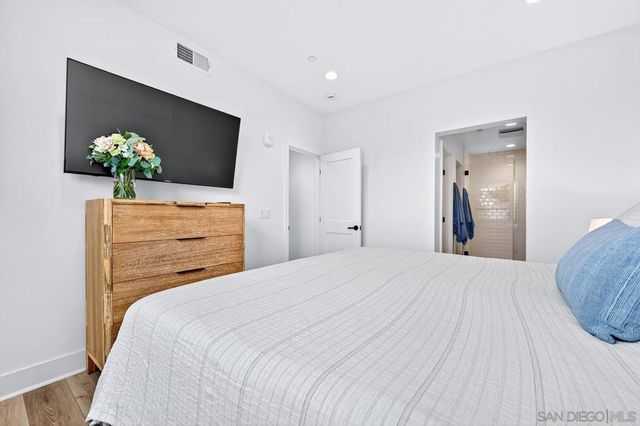 1101 Catania Ct 201, Encinitas, CA 92024
