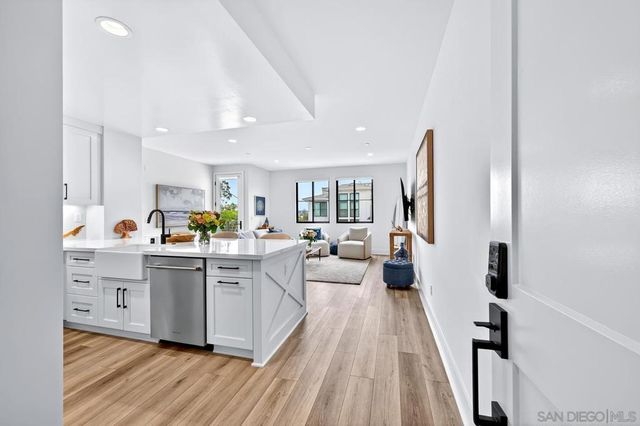 1101 Catania Ct 201, Encinitas, CA 92024