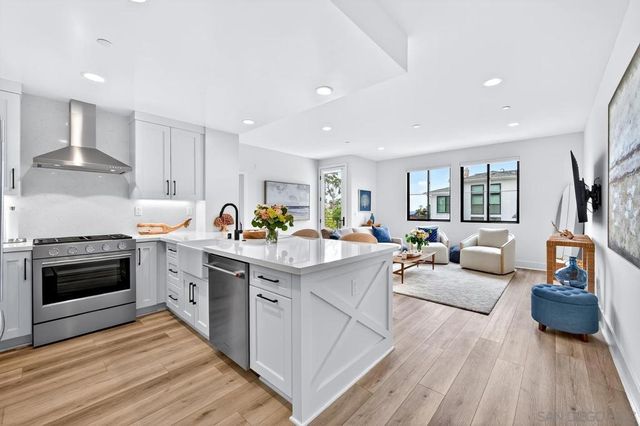 1101 Catania Ct 201, Encinitas, CA 92024