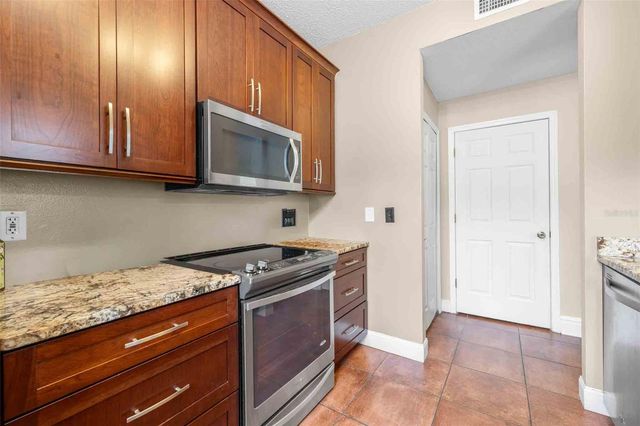 18103 PARADISE POINT DRIVE, Tampa, FL 33647