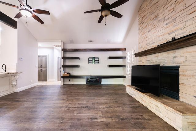 585 E Chesapeake Circle, Fresno, CA 93730