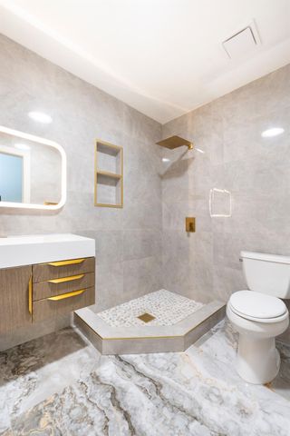 585 E Chesapeake Circle, Fresno, CA 93730