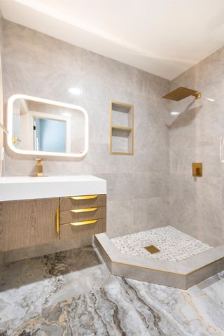 585 E Chesapeake Circle, Fresno, CA 93730