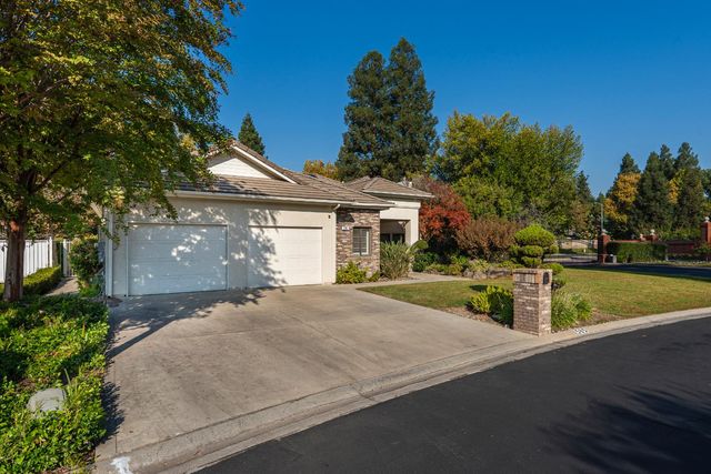 585 E Chesapeake Circle, Fresno, CA 93730