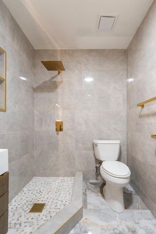 585 E Chesapeake Circle, Fresno, CA 93730