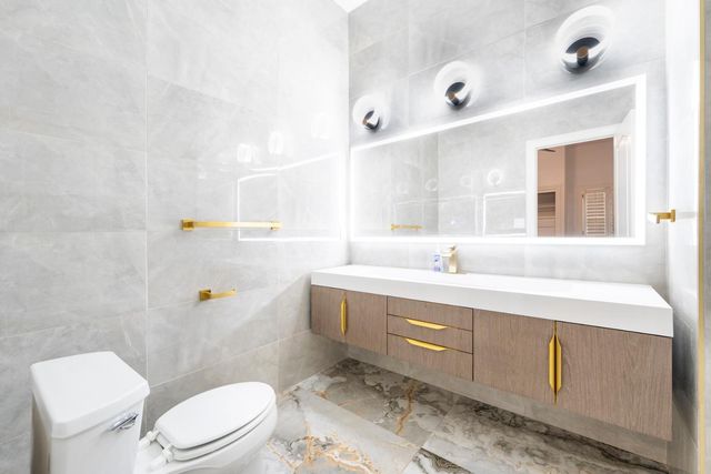 585 E Chesapeake Circle, Fresno, CA 93730