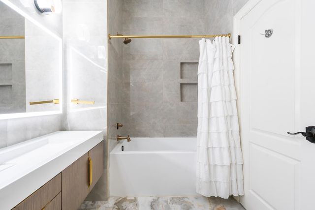 585 E Chesapeake Circle, Fresno, CA 93730