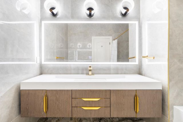 585 E Chesapeake Circle, Fresno, CA 93730