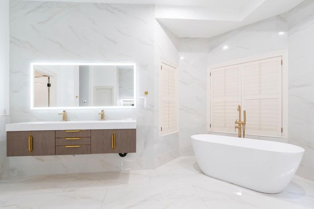 585 E Chesapeake Circle, Fresno, CA 93730