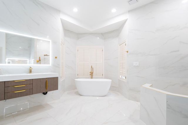 585 E Chesapeake Circle, Fresno, CA 93730