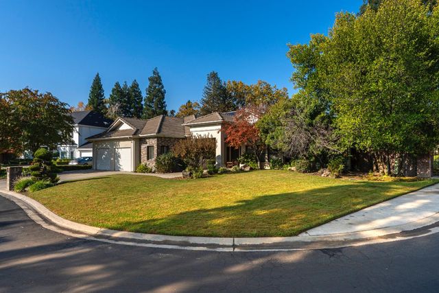 585 E Chesapeake Circle, Fresno, CA 93730