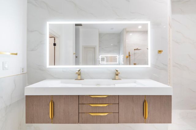 585 E Chesapeake Circle, Fresno, CA 93730