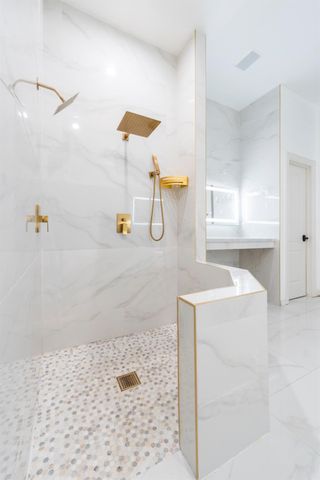 585 E Chesapeake Circle, Fresno, CA 93730