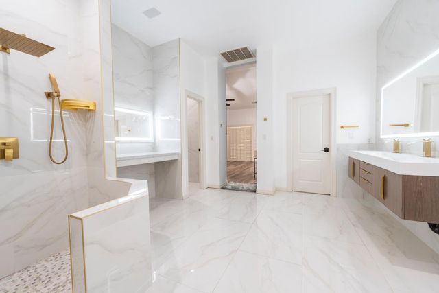 585 E Chesapeake Circle, Fresno, CA 93730