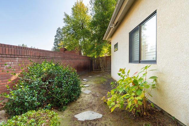 585 E Chesapeake Circle, Fresno, CA 93730