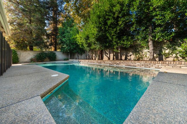 585 E Chesapeake Circle, Fresno, CA 93730