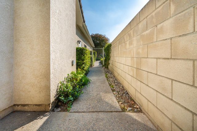 585 E Chesapeake Circle, Fresno, CA 93730