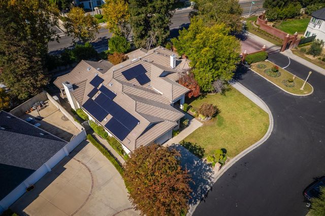 585 E Chesapeake Circle, Fresno, CA 93730
