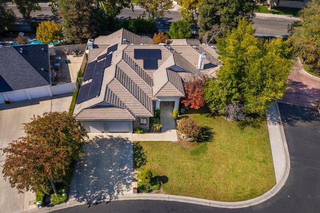 585 E Chesapeake Circle, Fresno, CA 93730