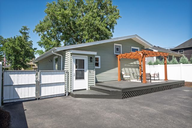 646 W Babcock Avenue, Elmhurst, IL 60126
